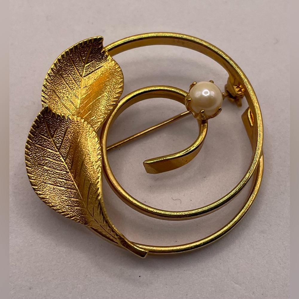 Vintage Pearl Textured Gold Tone Leaves Open Design Round Brooch Pin